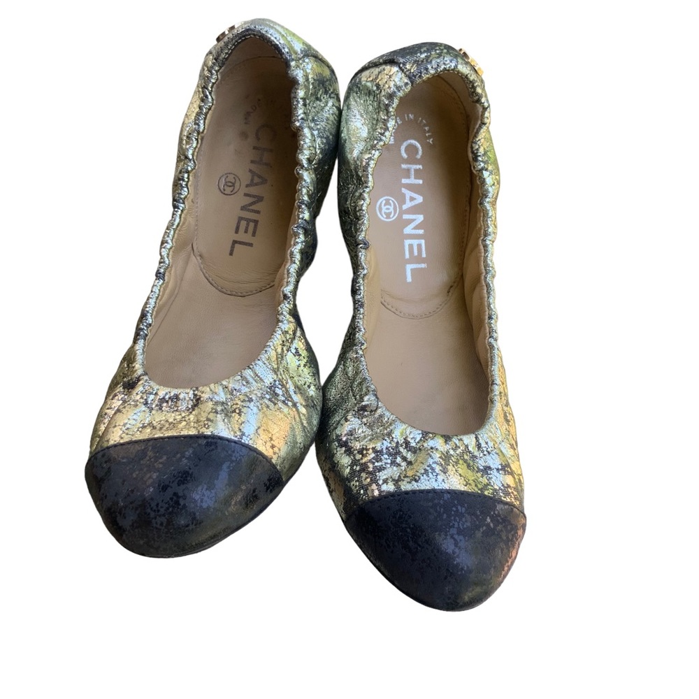 CHANEL. BALLET FLATS. Metallic. Burnished gold leather. Cap toe. Size 35 Shoes.